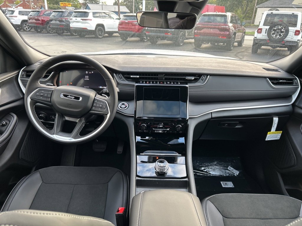 New 2025 Jeep Grand Cherokee Altitude image 14