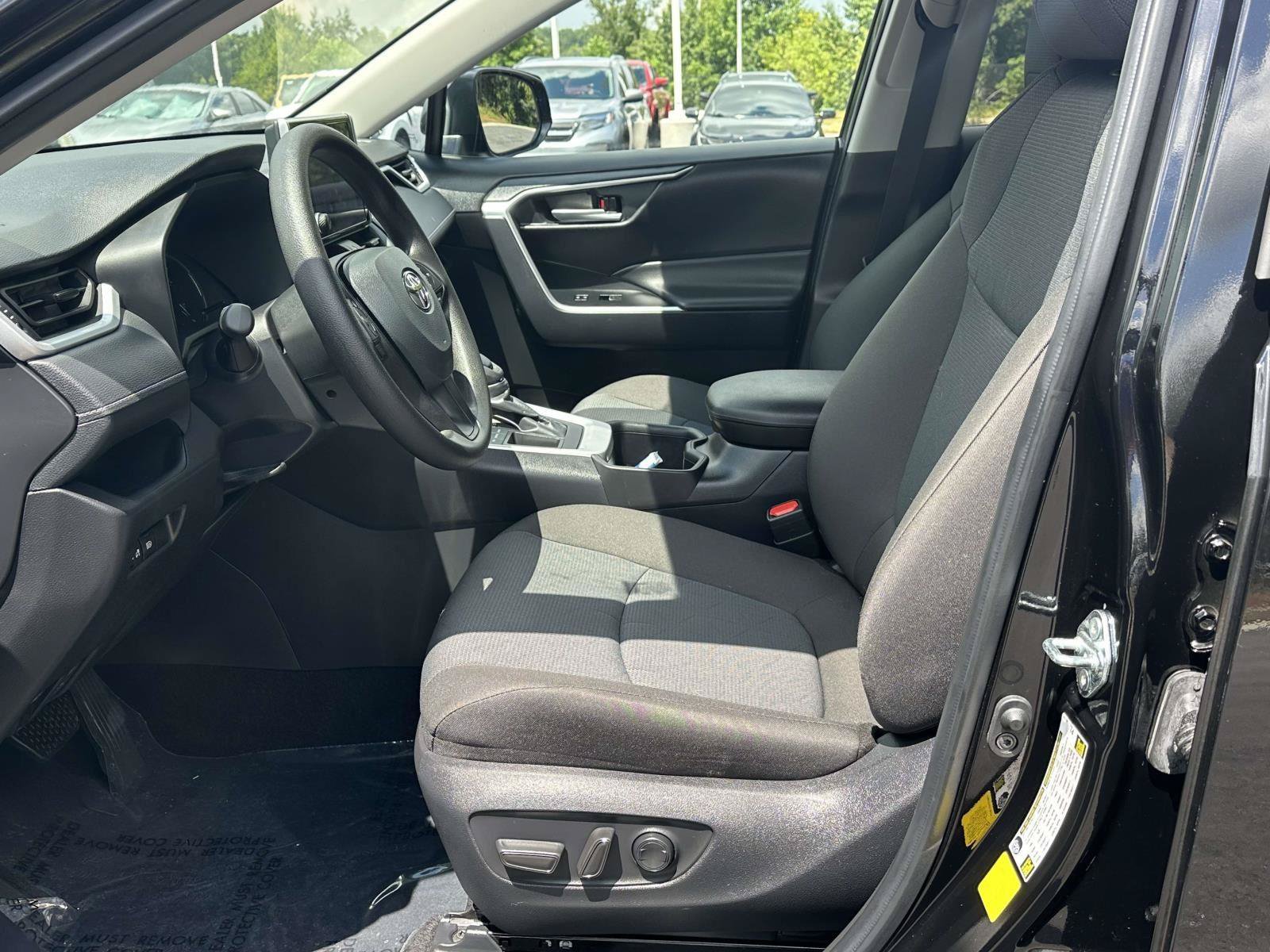 Used 2025 Toyota RAV4 XLE FWD image 4