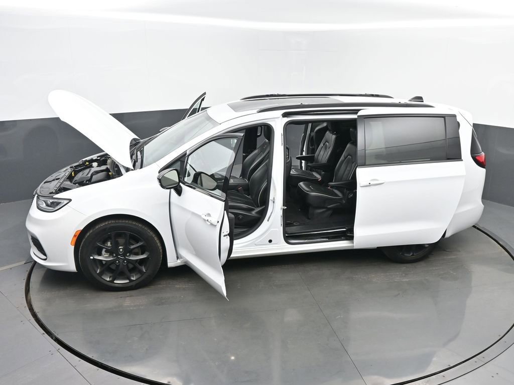 Used 2025 Chrysler Pacifica Limited image 61