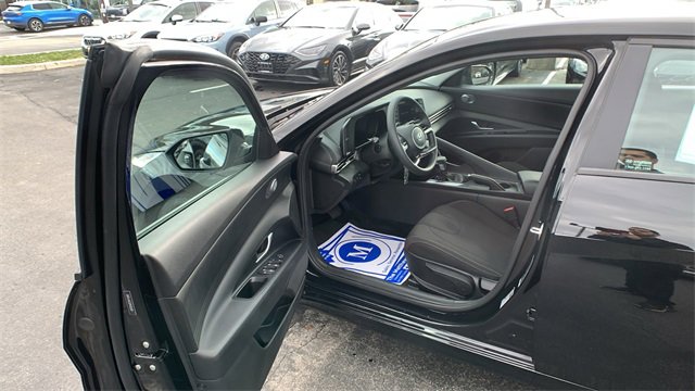 Used 2023 Hyundai Elantra SE image 9