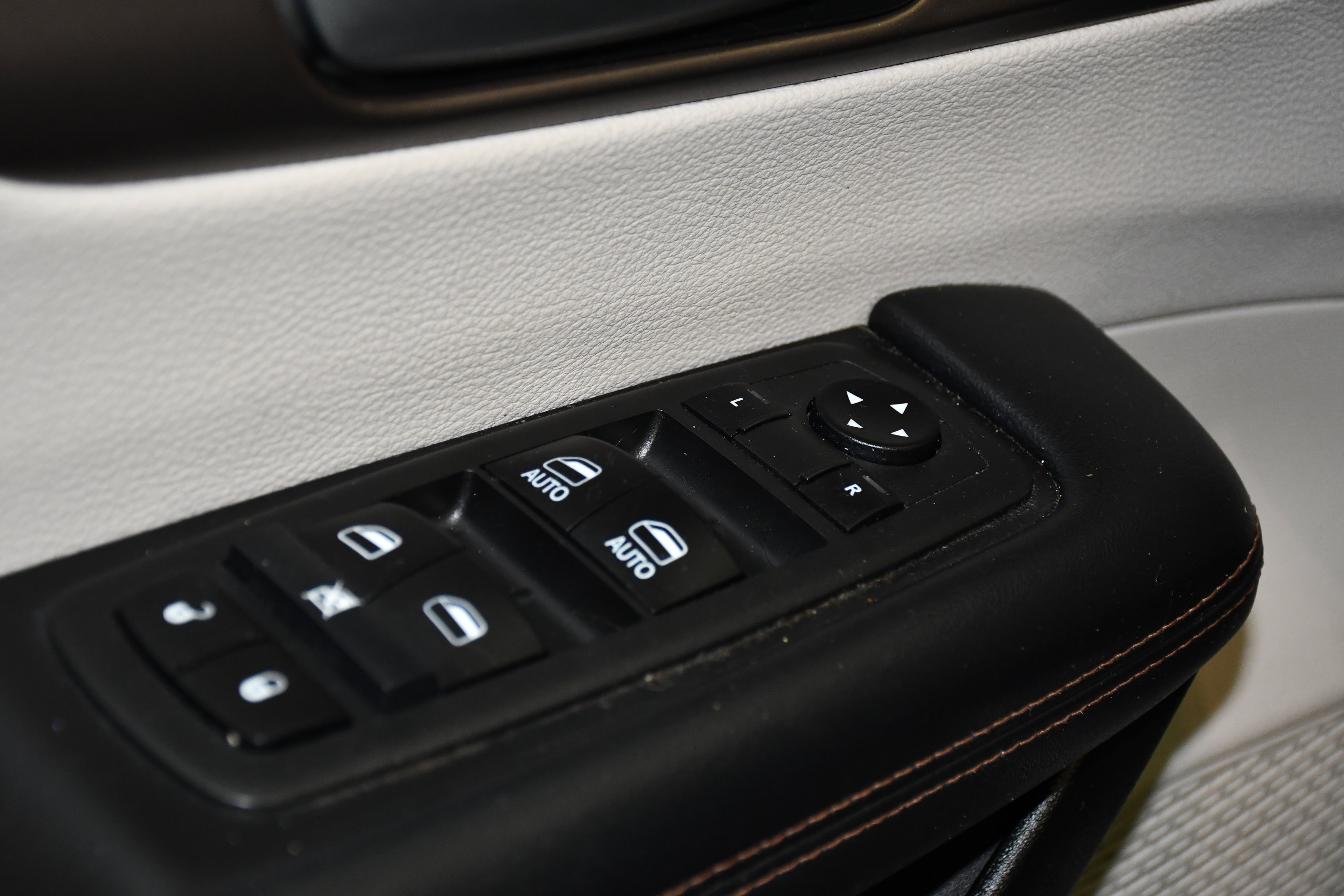 Used 2018 Chrysler Pacifica Touring-L w/ Advanced Safetytec Group FWD image 33