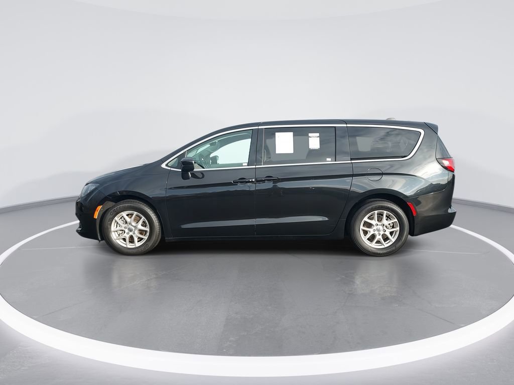 Used 2023 Chrysler Voyager LX image 5