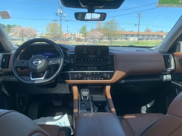 Used 2025 Nissan Pathfinder Platinum w/ Black Appearance Package FWD image 27