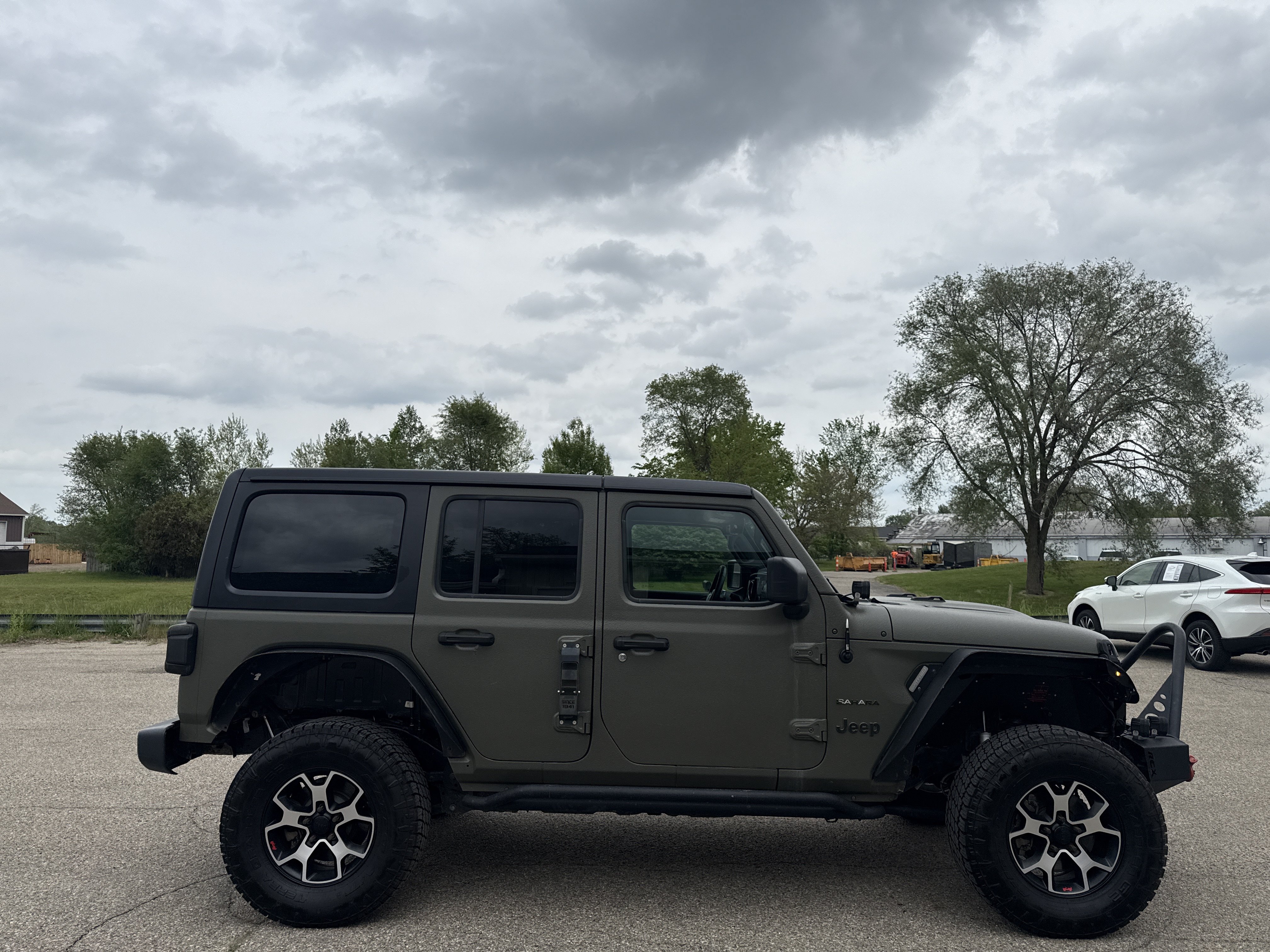 Used 2018 Jeep Wrangler Unlimited Sahara AWD/4WD image 2
