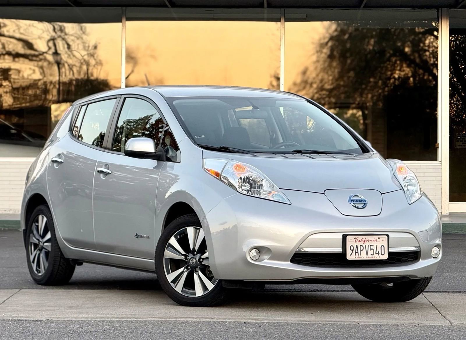 Used 2017 Nissan Leaf SV image 2