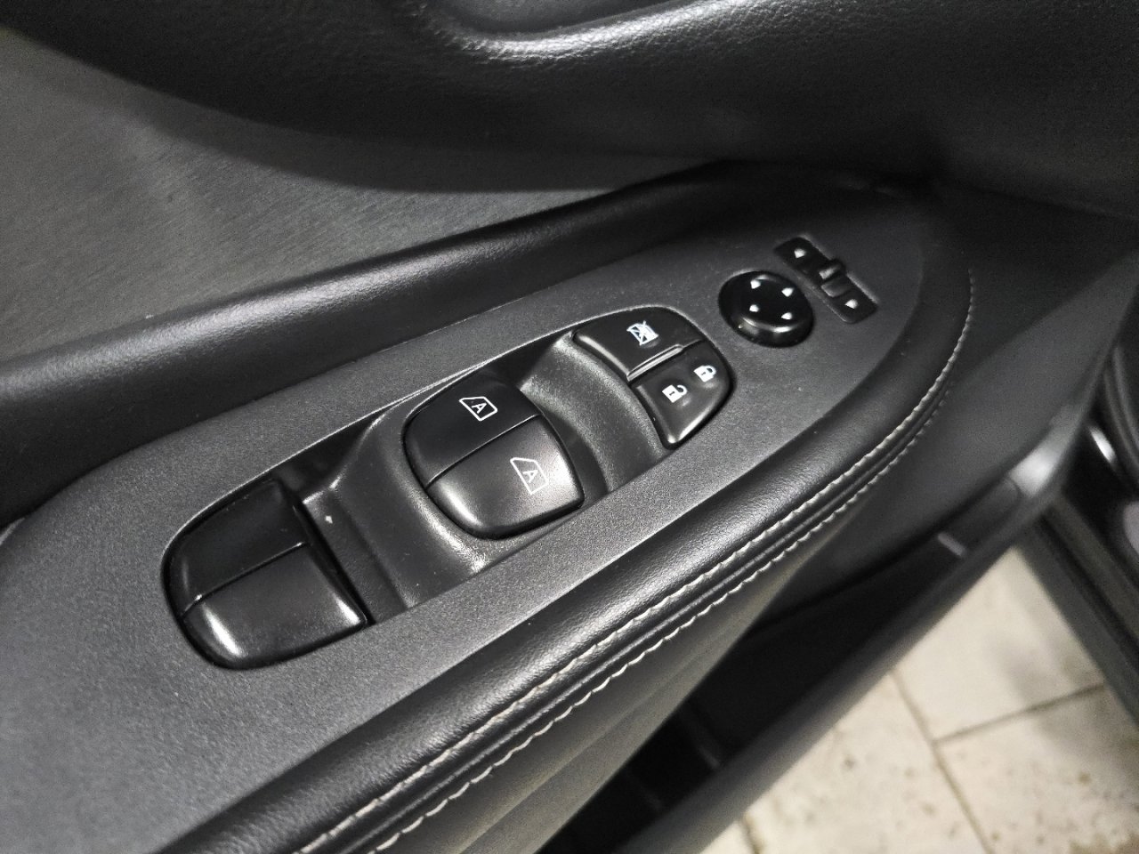 Used 2024 Nissan Murano SV image 25