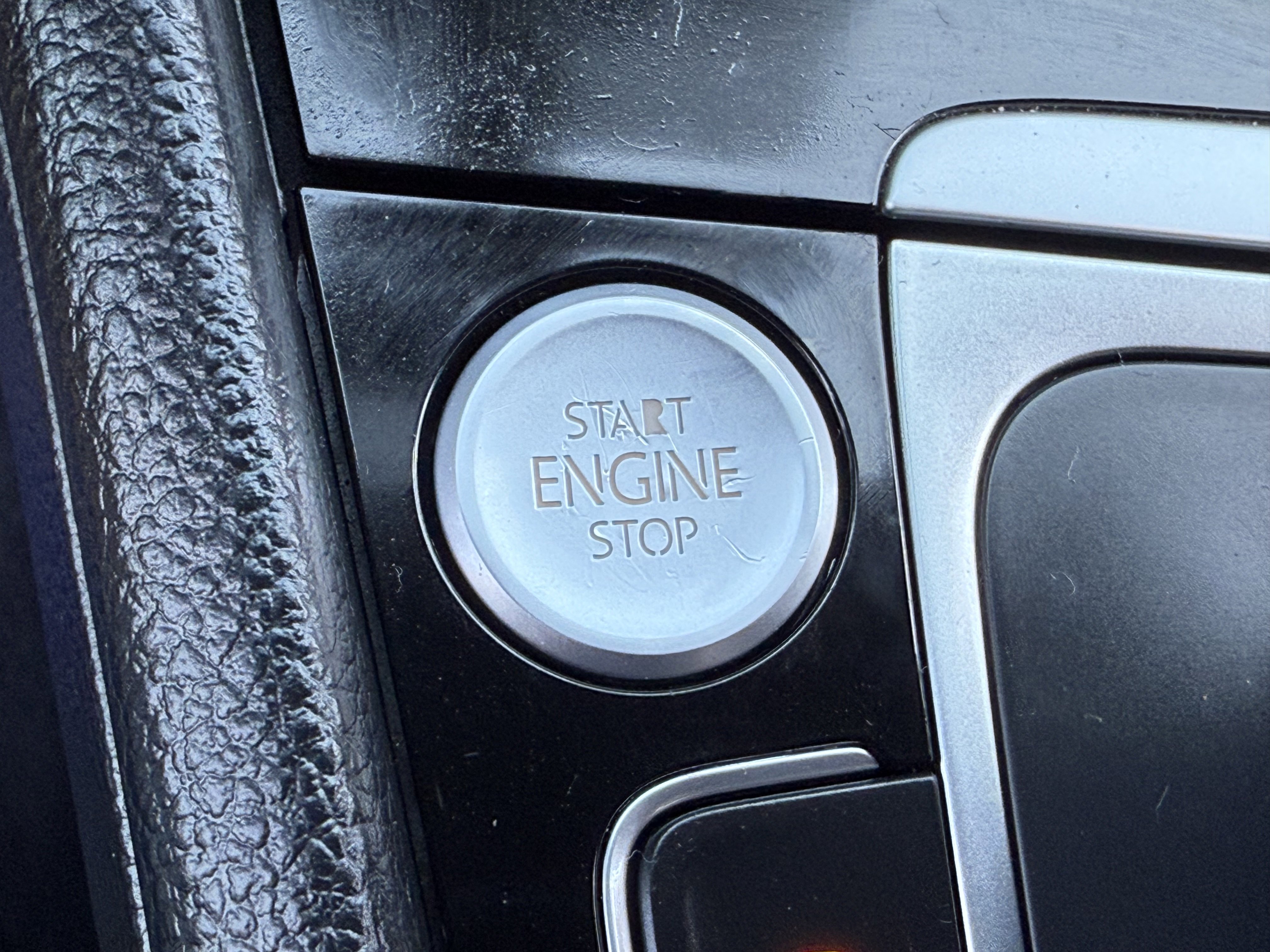 Used 2015 Volkswagen Golf R 4-Door image 24