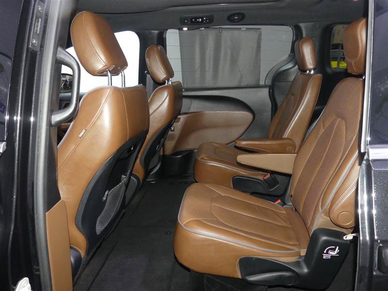 Used 2020 Chrysler Pacifica Limited w/ Tire & Wheel Group FWD image 24