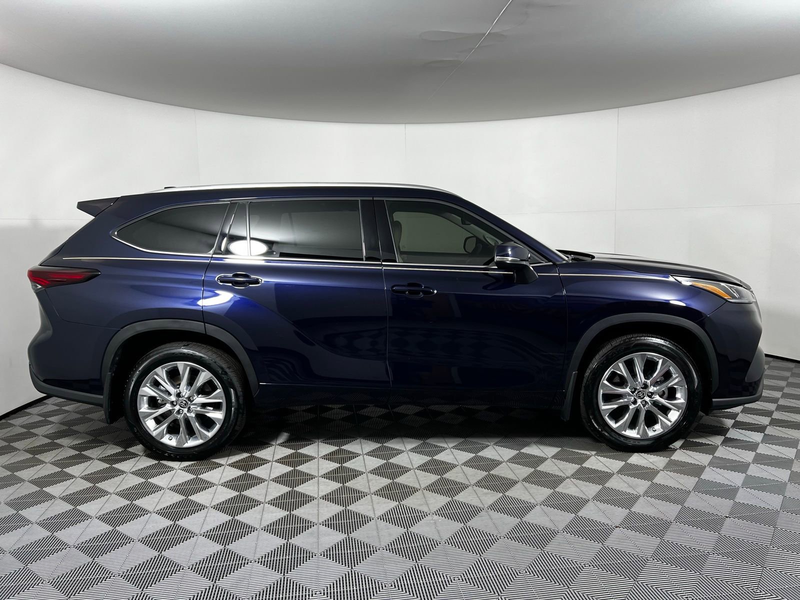 Certified 2025 Toyota Highlander Limited image 4