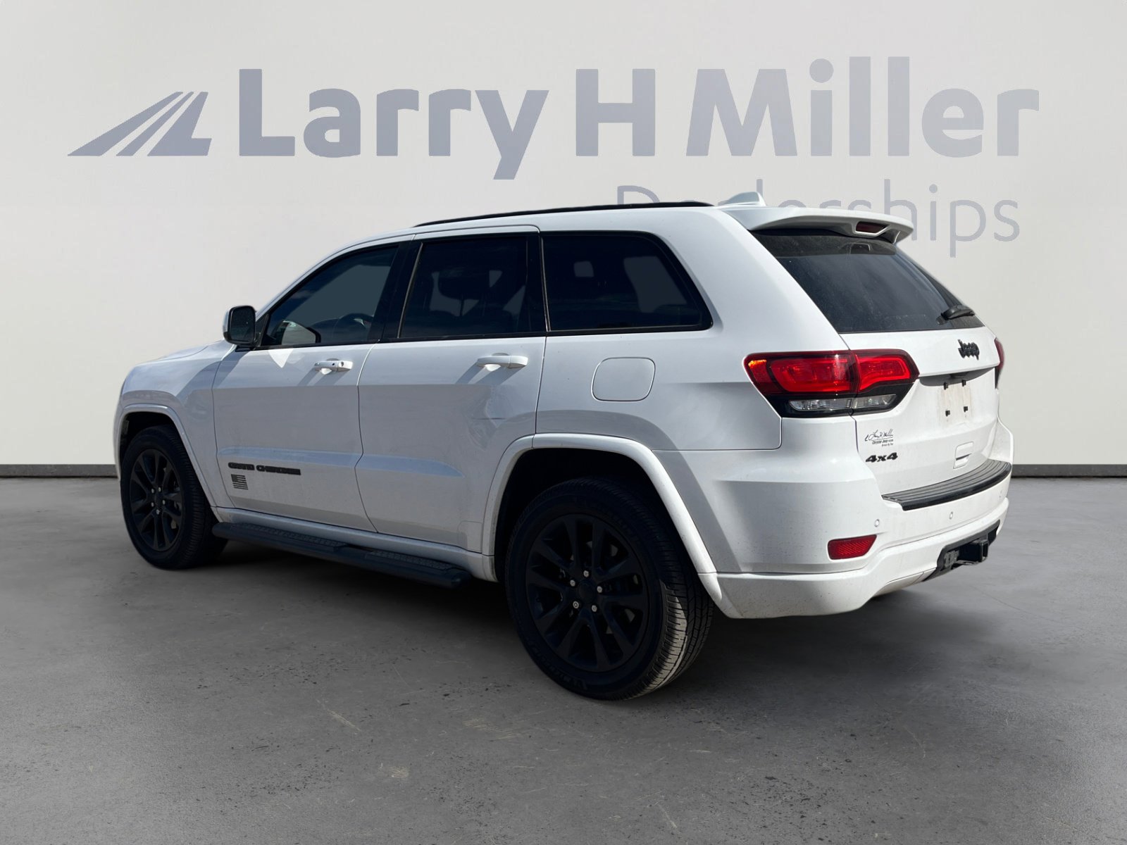 Used 2017 Jeep Grand Cherokee Altitude image 3