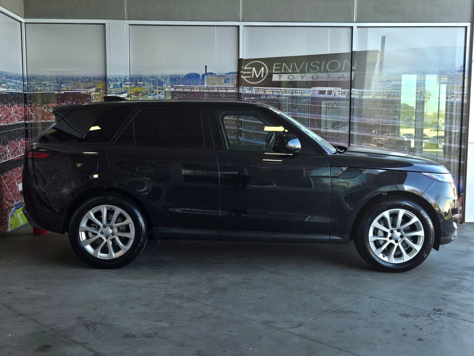 Used 2025 Land Rover Range Rover Sport SE AWD/4WD image 4