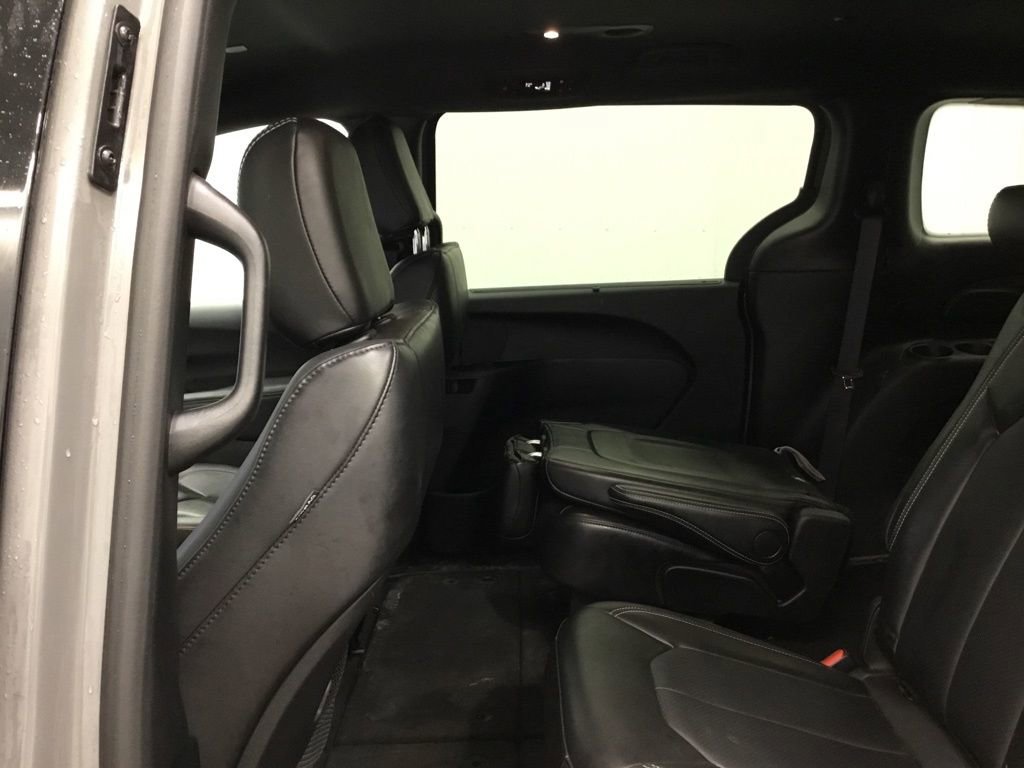 Used 2025 Chrysler Pacifica Select image 12