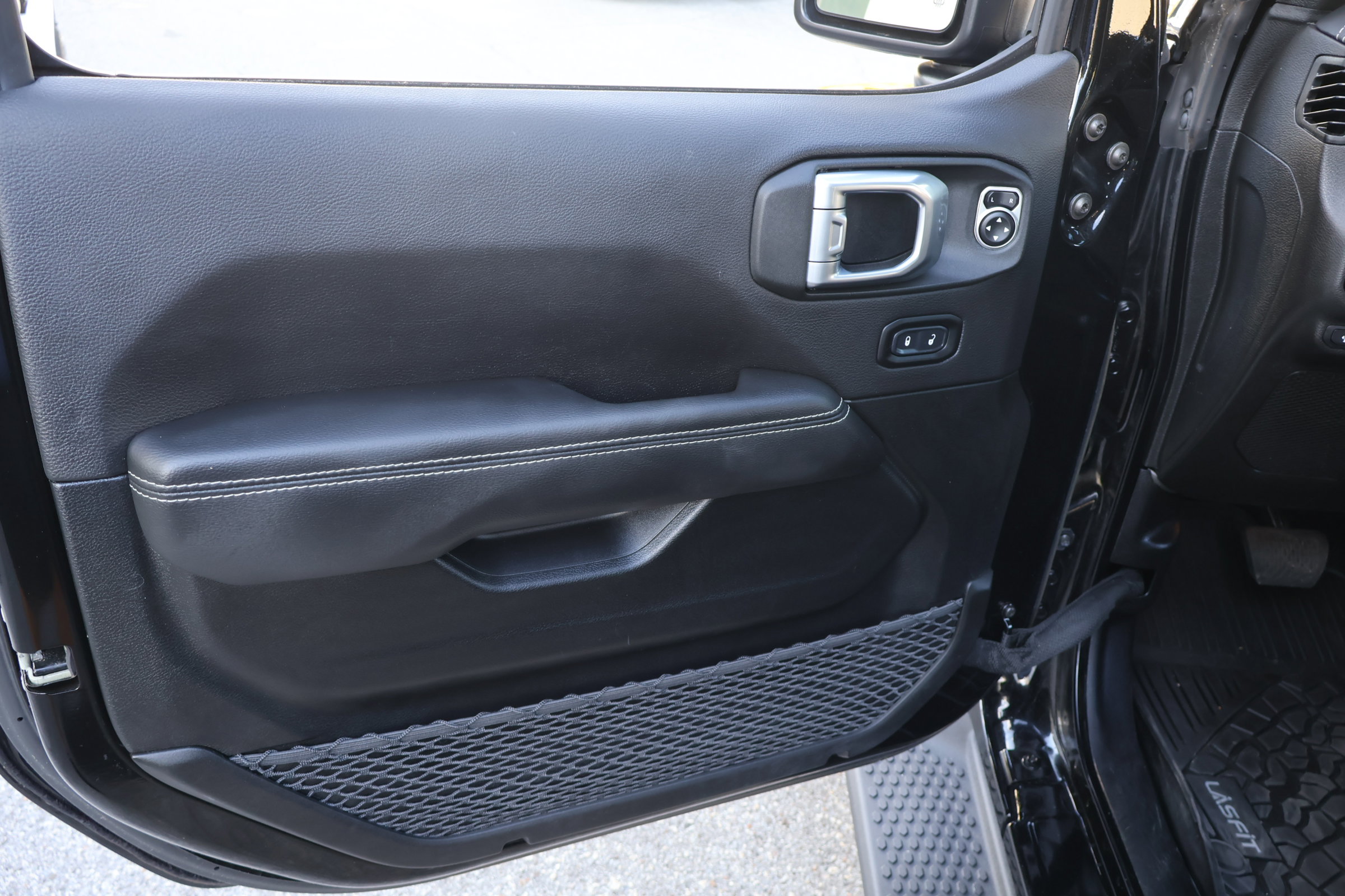 Used 2023 Jeep Wrangler Sahara w/ Cold Weather Group image 15