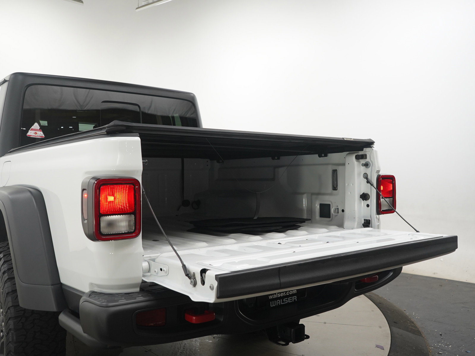 Used 2022 Jeep Gladiator Rubicon w/ Cold Weather Group image 16