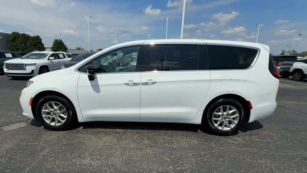 Used 2024 Chrysler Pacifica Touring-L FWD image 5