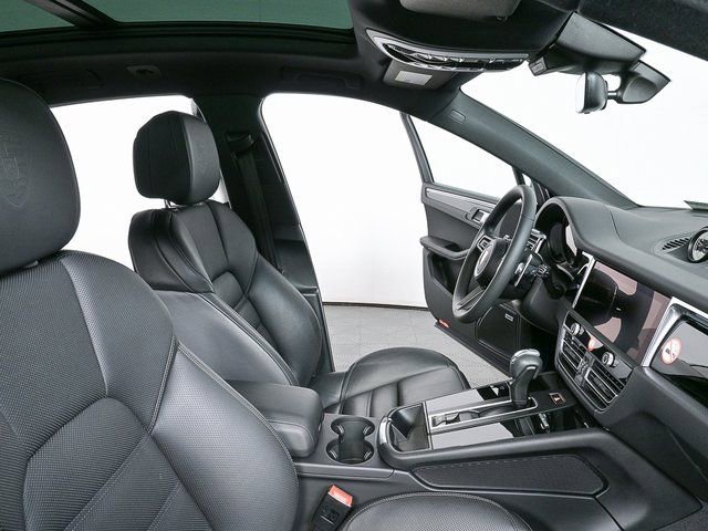 Certified 2025 Porsche Macan AWD image 23