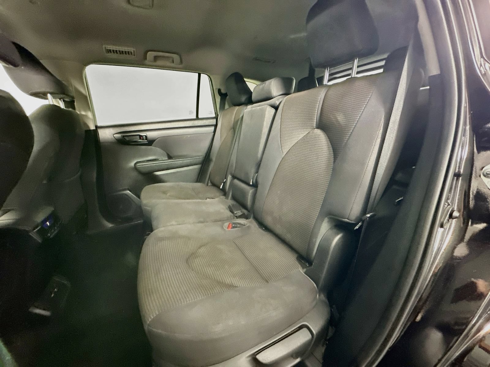 Used 2021 Toyota Highlander LE FWD image 23
