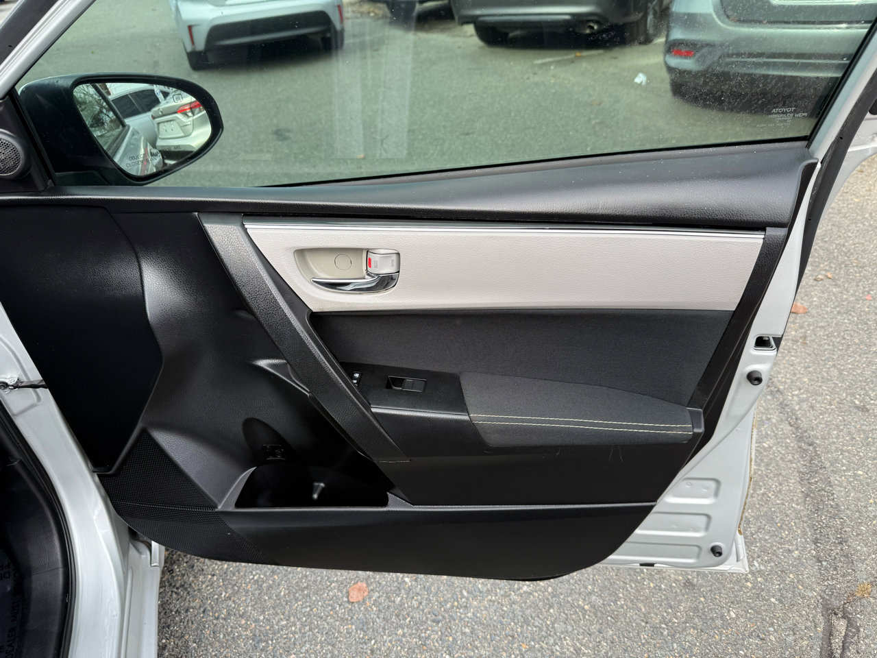 Used 2018 Toyota Corolla LE image 22