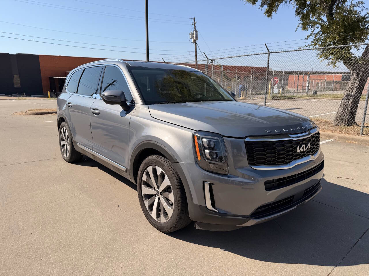 Used 2022 Kia Telluride EX w/ EX Premium Package FWD image 3