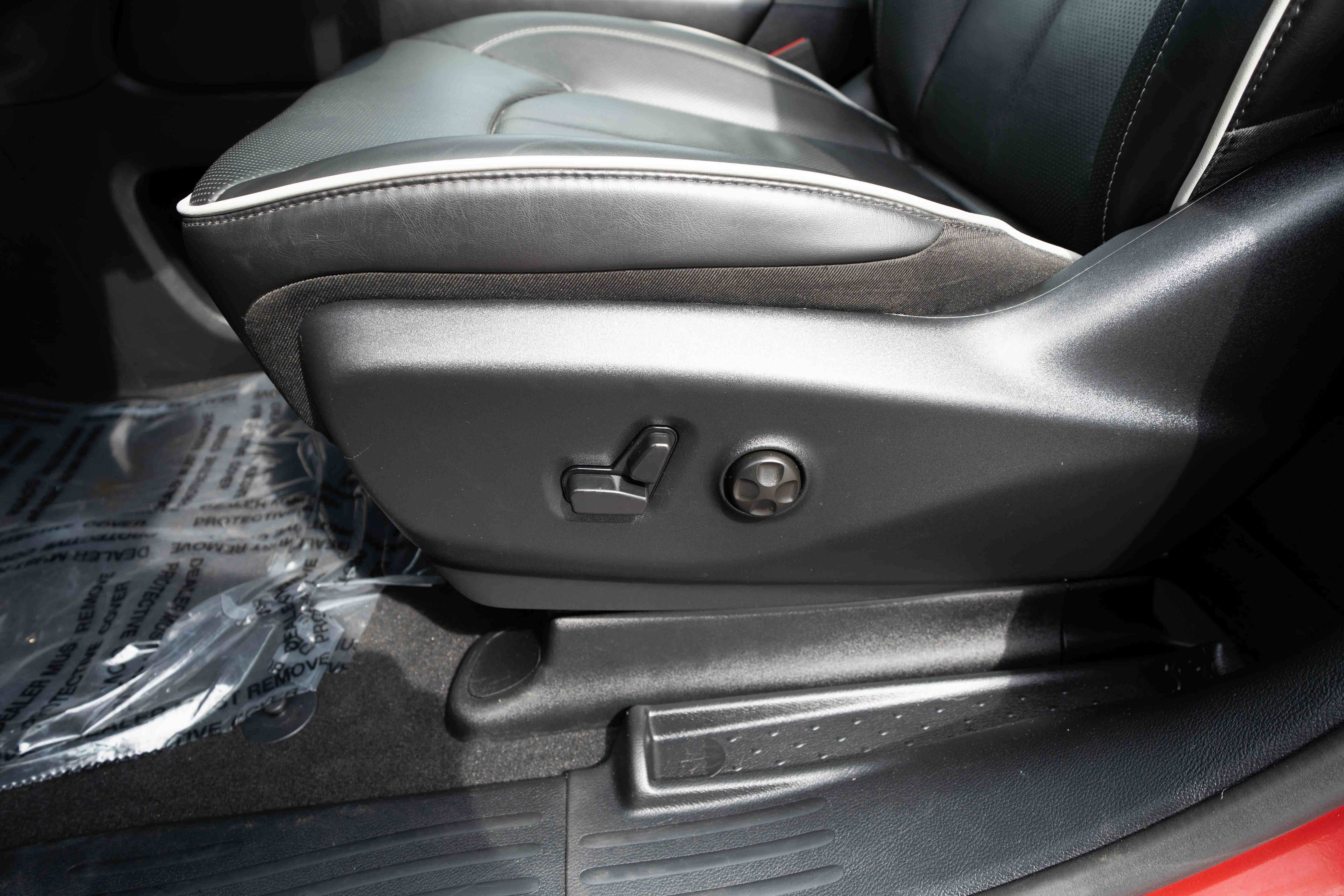 Used 2025 Chrysler Pacifica Limited FWD image 12