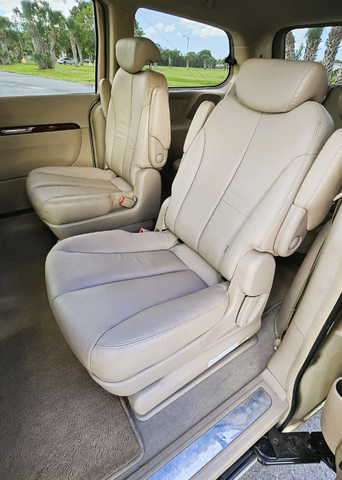 Used 2007 Hyundai Entourage Limited image 8