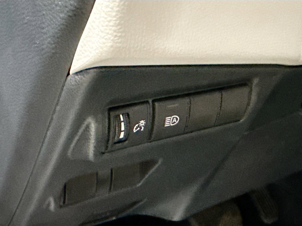 Used 2022 Toyota Corolla Cross L image 17