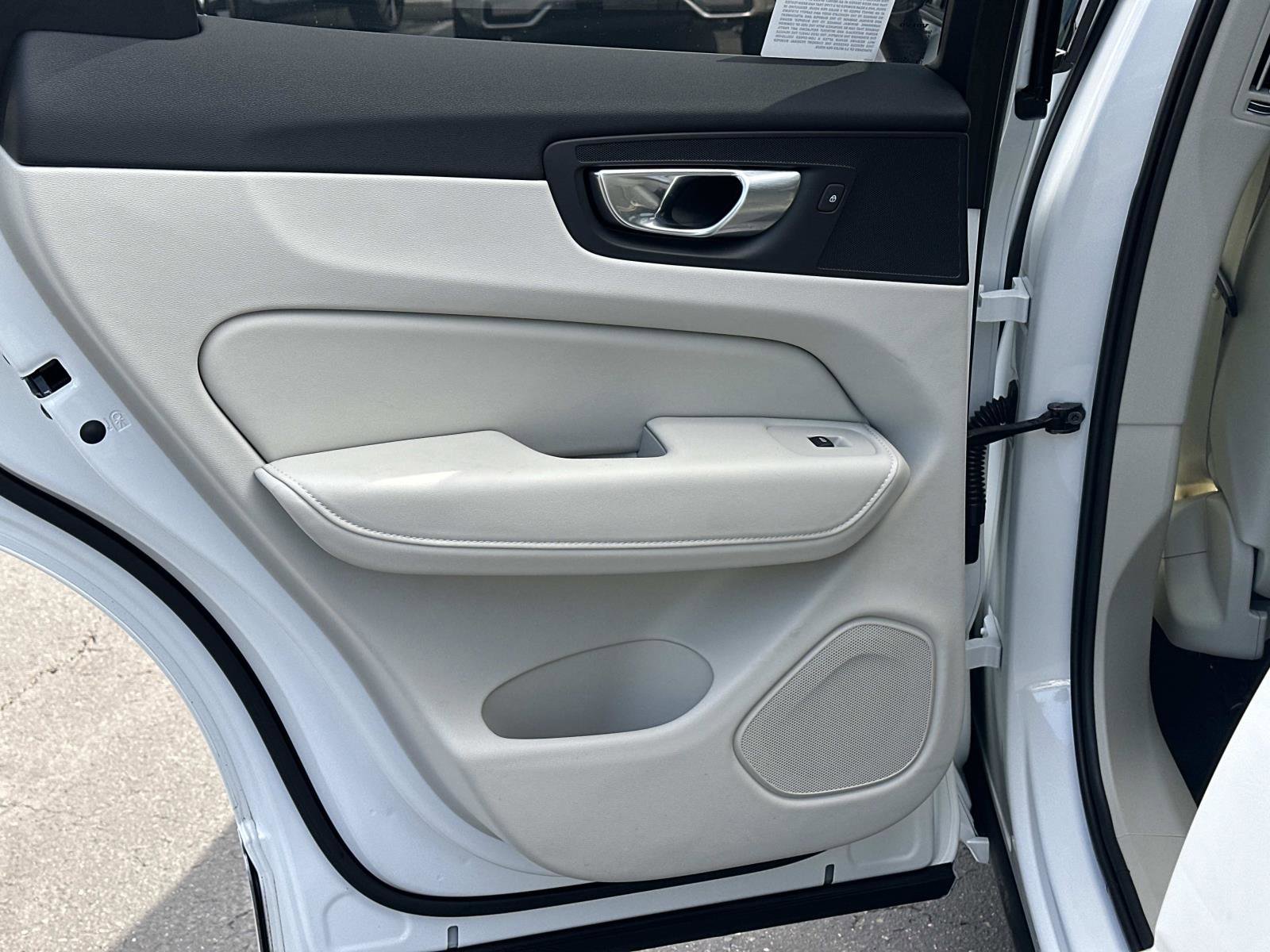 Certified 2025 Volvo XC60 T8 Plus w/ Protection Package Premier image 20