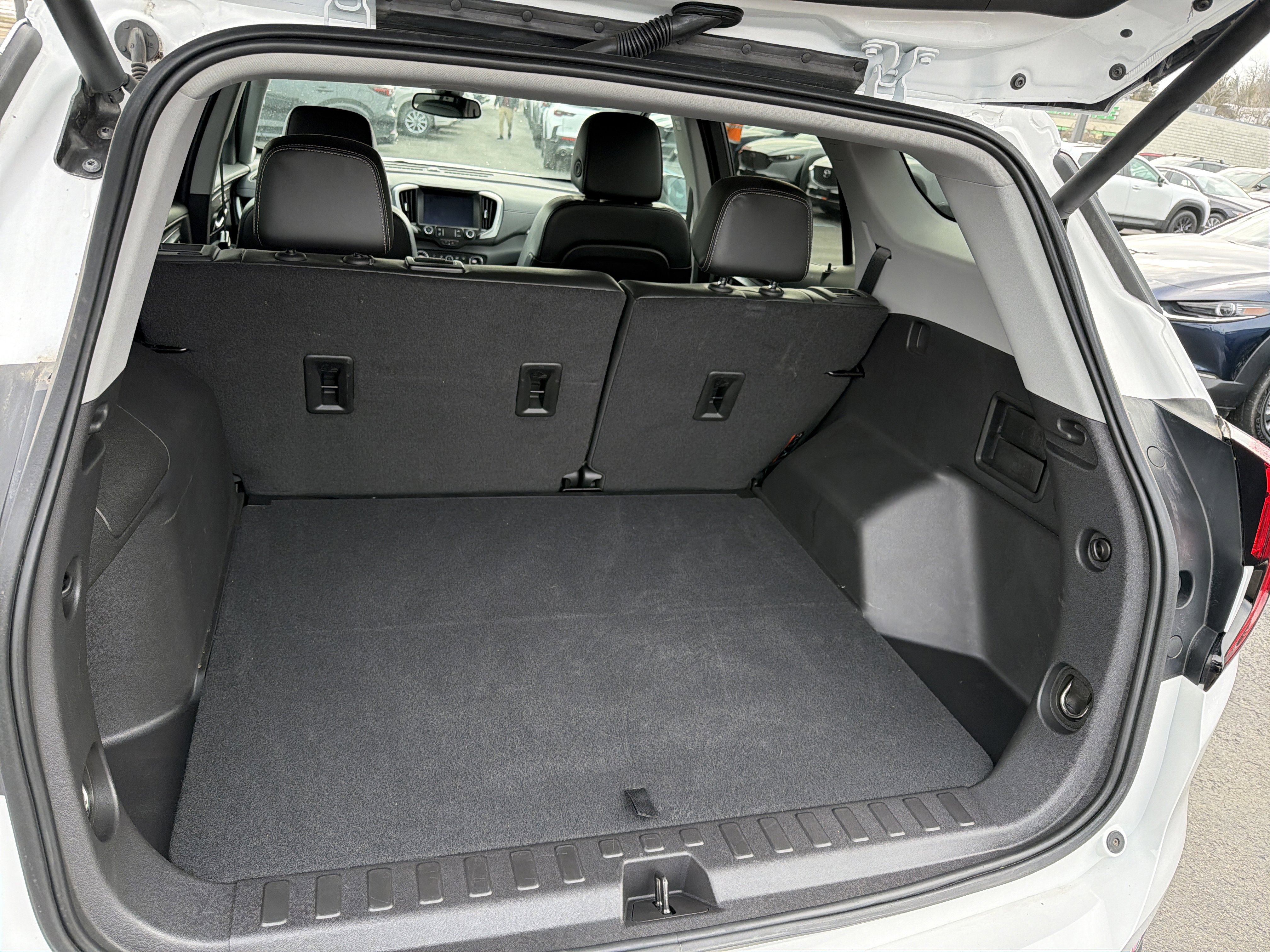 Used 2024 GMC Terrain SLT image 24