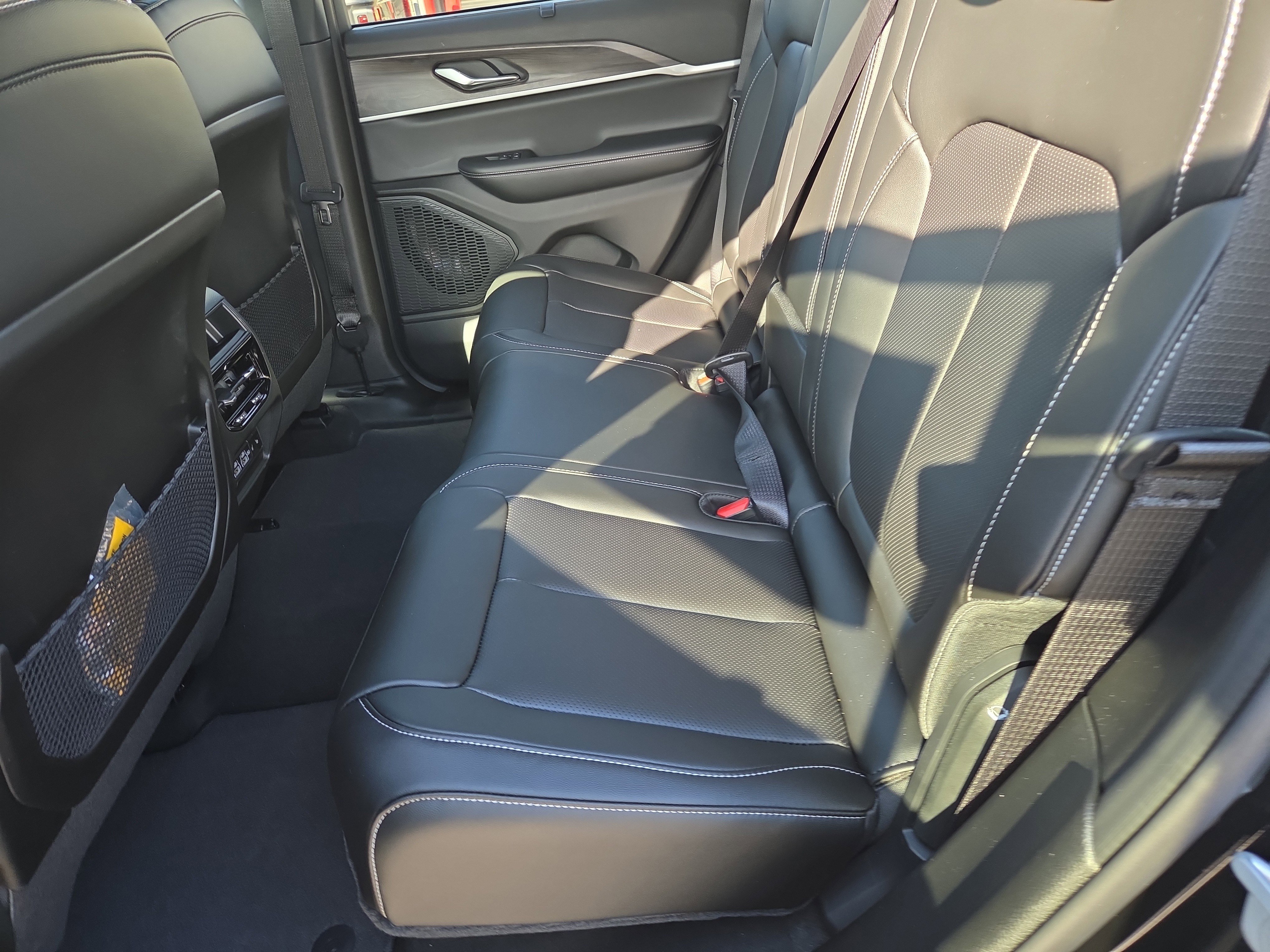 New 2025 Jeep Grand Cherokee Limited w/ Luxury Tech Group II RWD image 5
