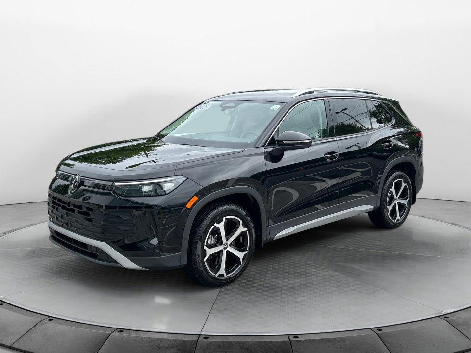Certified 2025 Volkswagen Tiguan SE AWD/4WD image 3