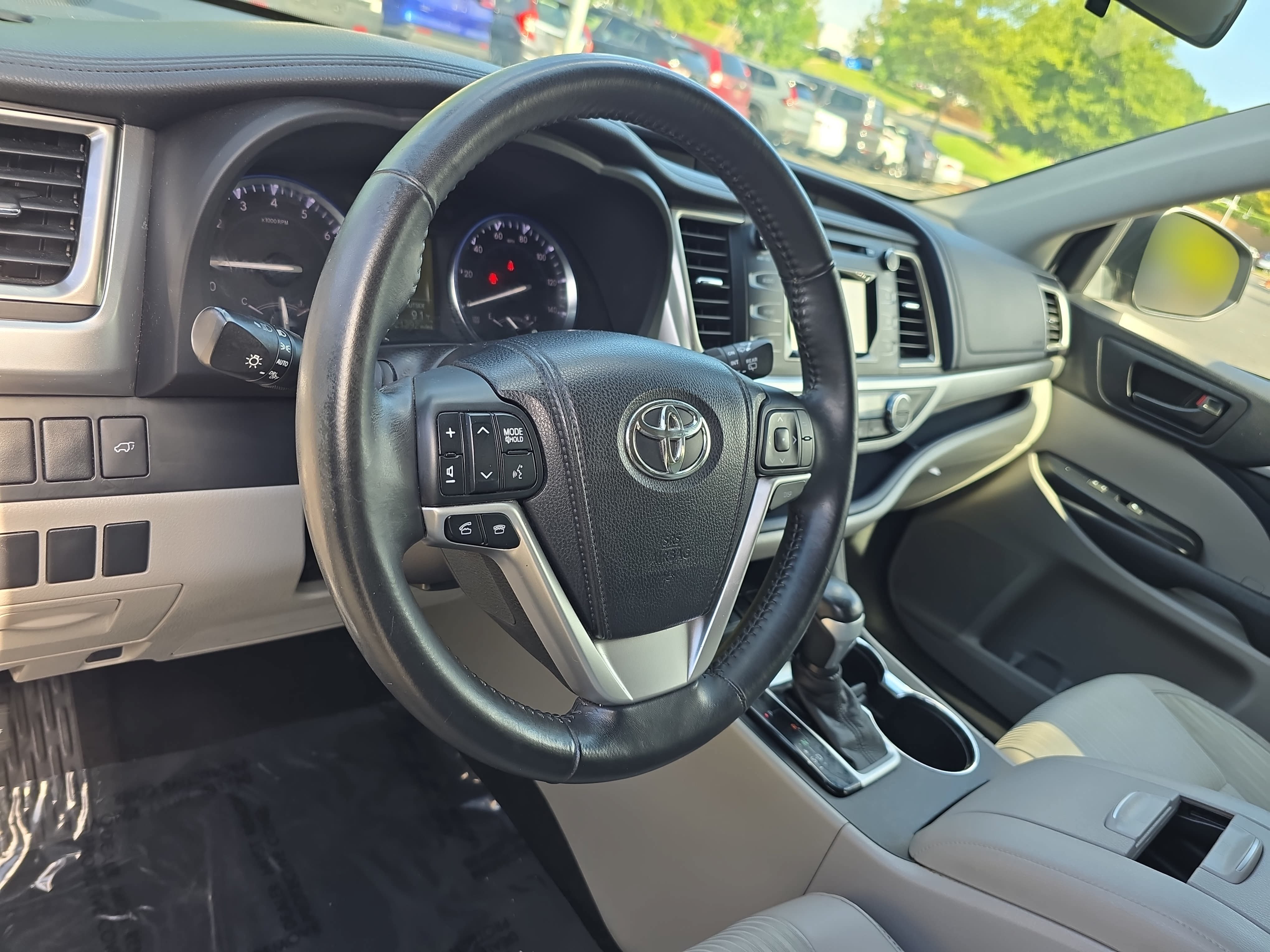 Used 2015 Toyota Highlander Plus FWD image 17