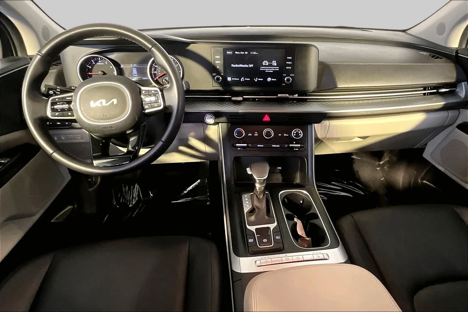 Used 2023 Kia Carnival LX FWD image 16
