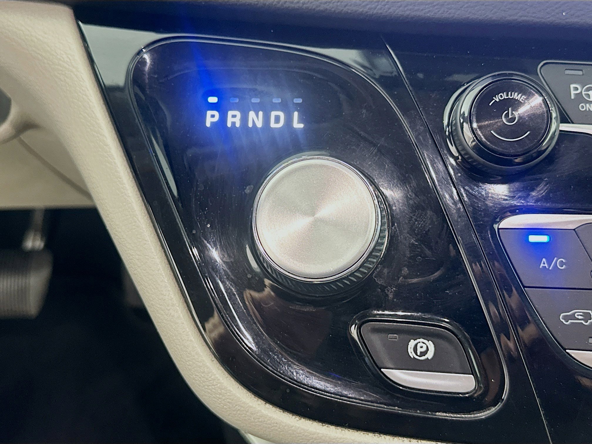 Used 2022 Chrysler Pacifica Touring-L w/ Uconnect Theater Family Group image 25