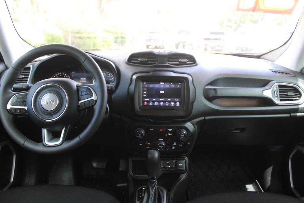 Used 2021 Jeep Renegade Latitude FWD image 23