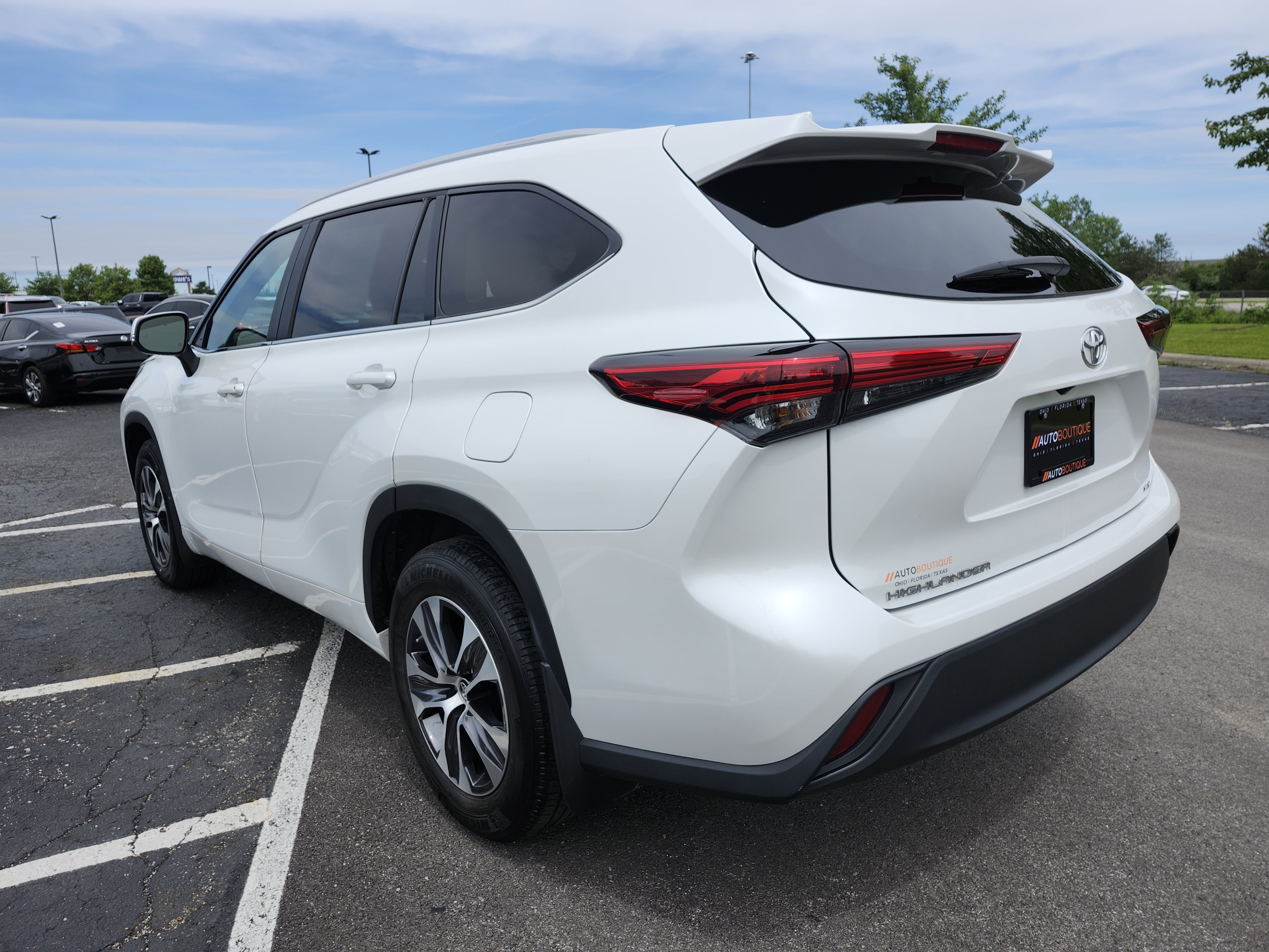 Used 2023 Toyota Highlander XLE FWD image 17