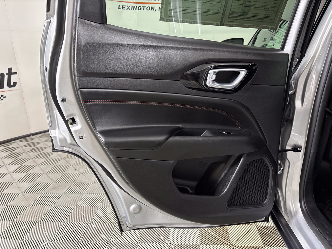Used 2025 Jeep Compass Trailhawk AWD/4WD image 22