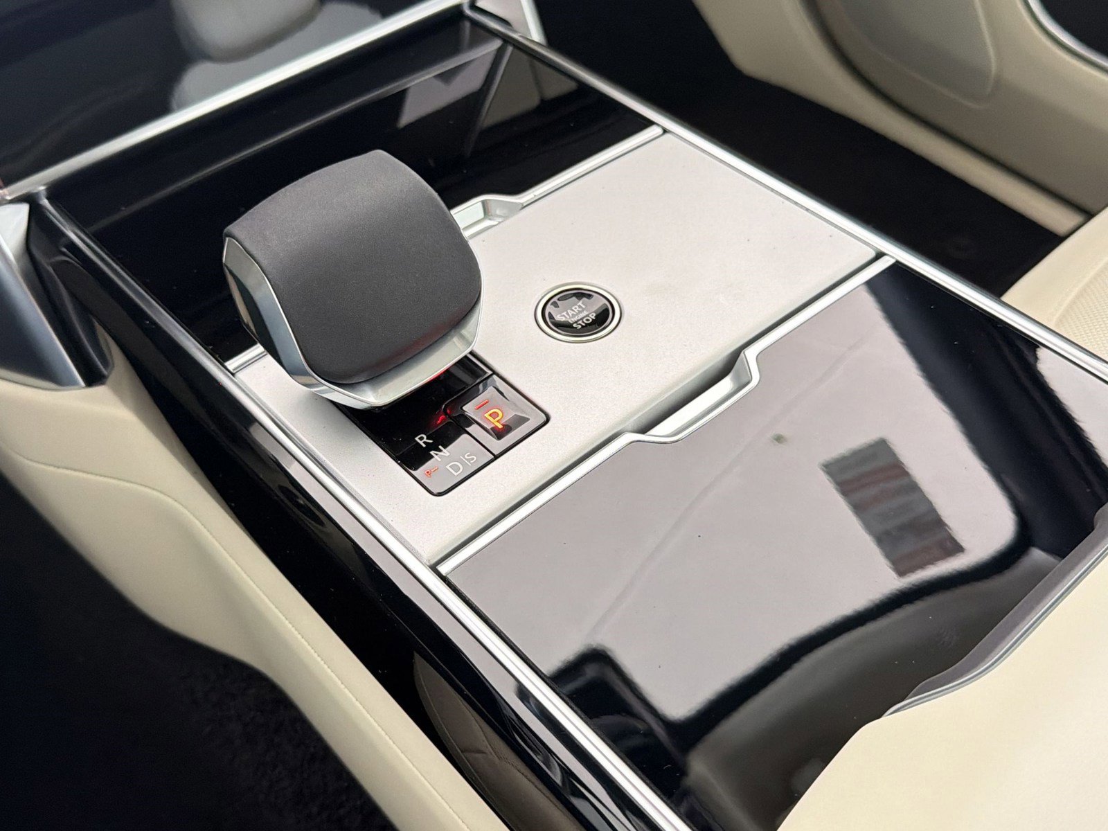 New 2026 Land Rover Range Rover Long Wheelbase SE image 18