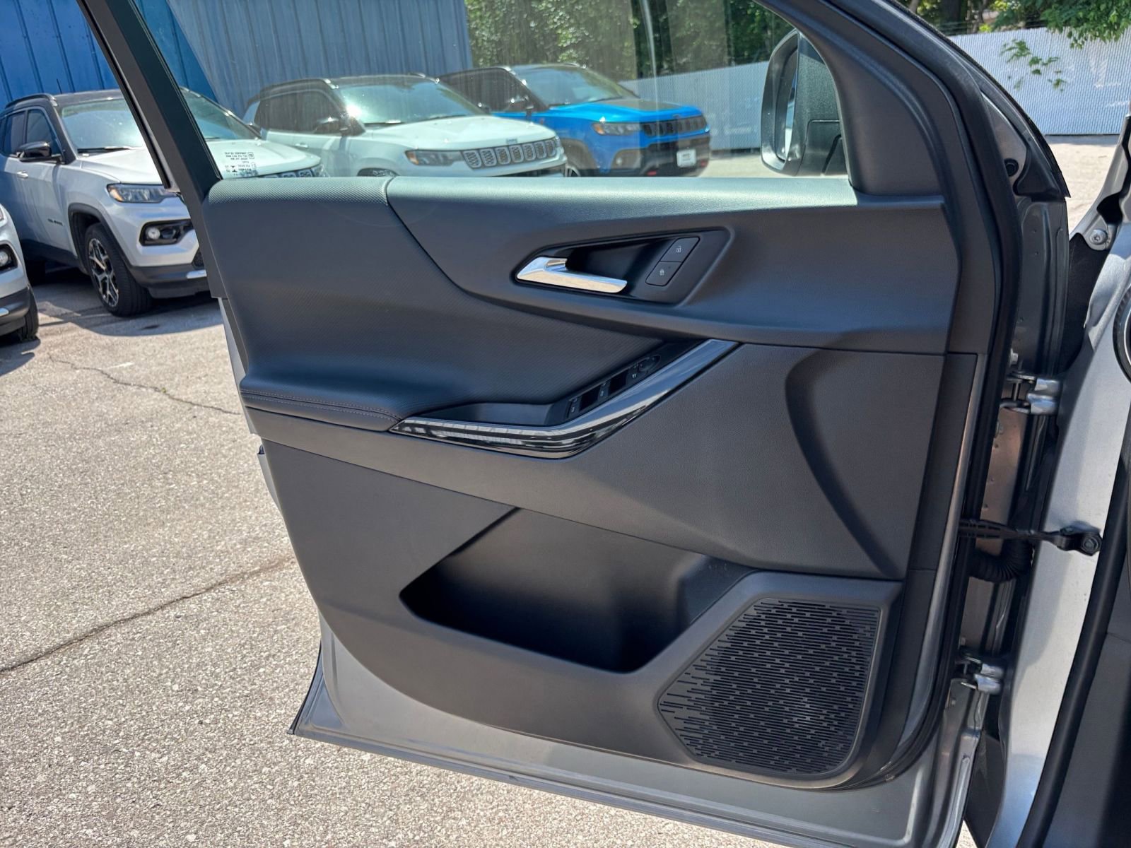 Used 2025 Chevrolet Equinox LT FWD image 18