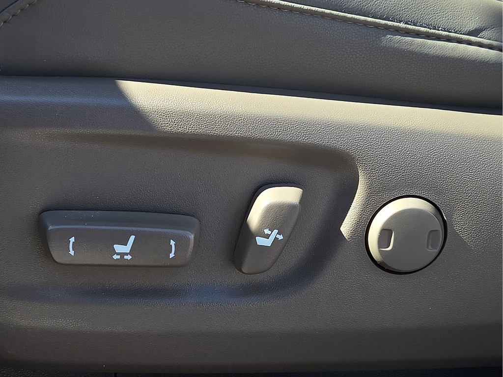 Used 2023 Lexus GX 460 Premium w/ Accessory Package AWD/4WD image 15