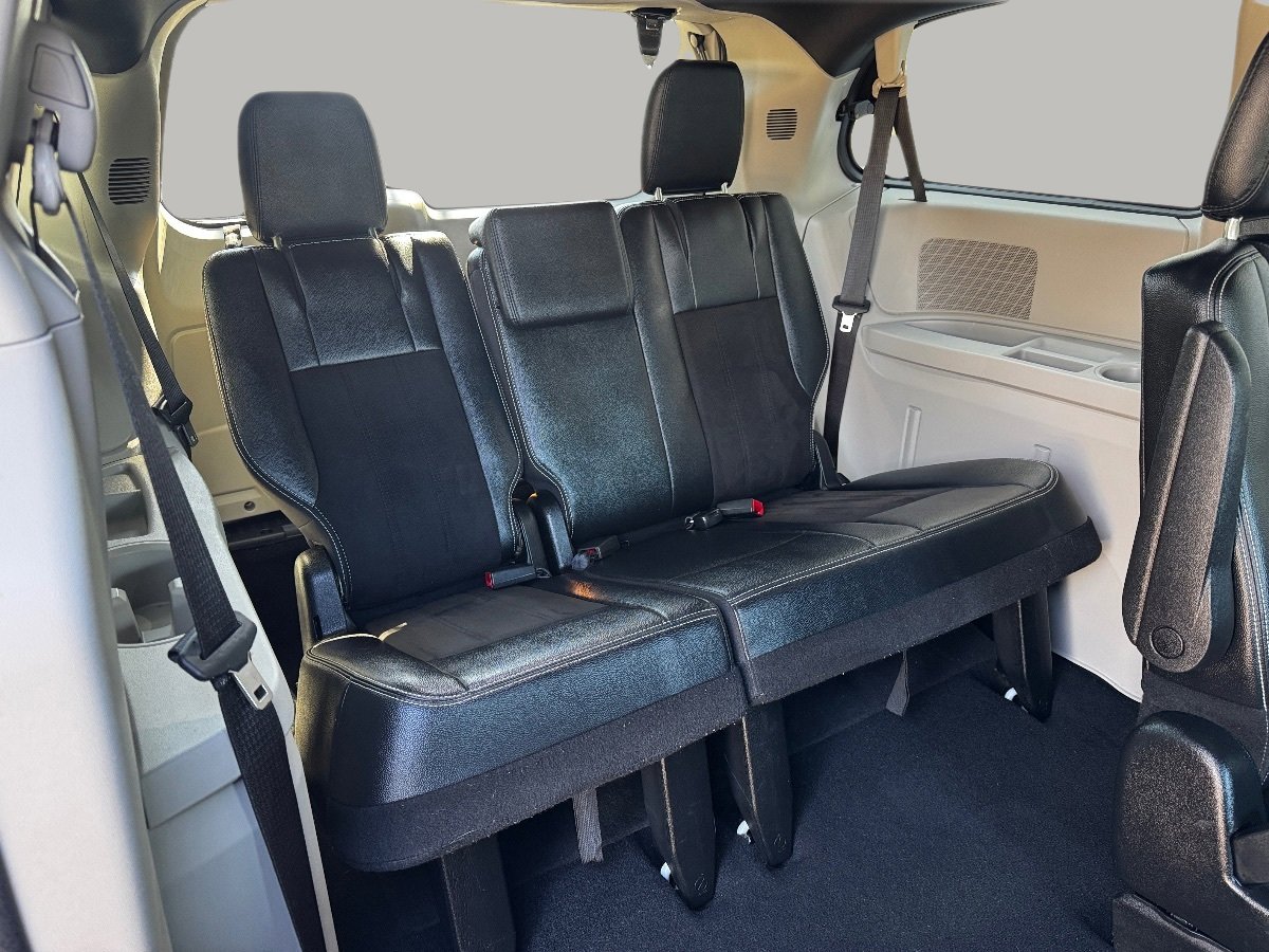 Used 2020 Dodge Grand Caravan SXT w/ Driver Convenience Group image 19