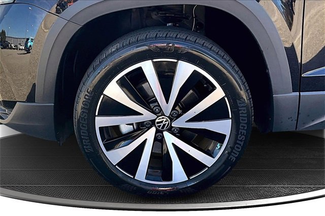 Used 2024 Volkswagen Taos SE image 34