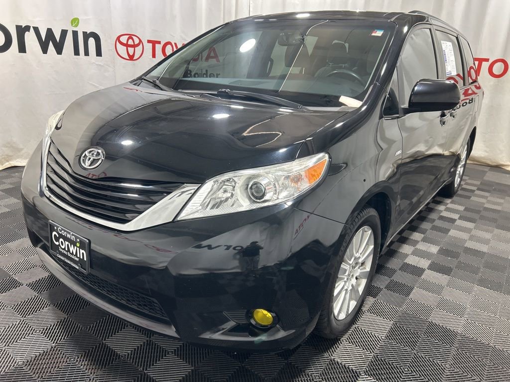 Used 2017 Toyota Sienna LE image 3