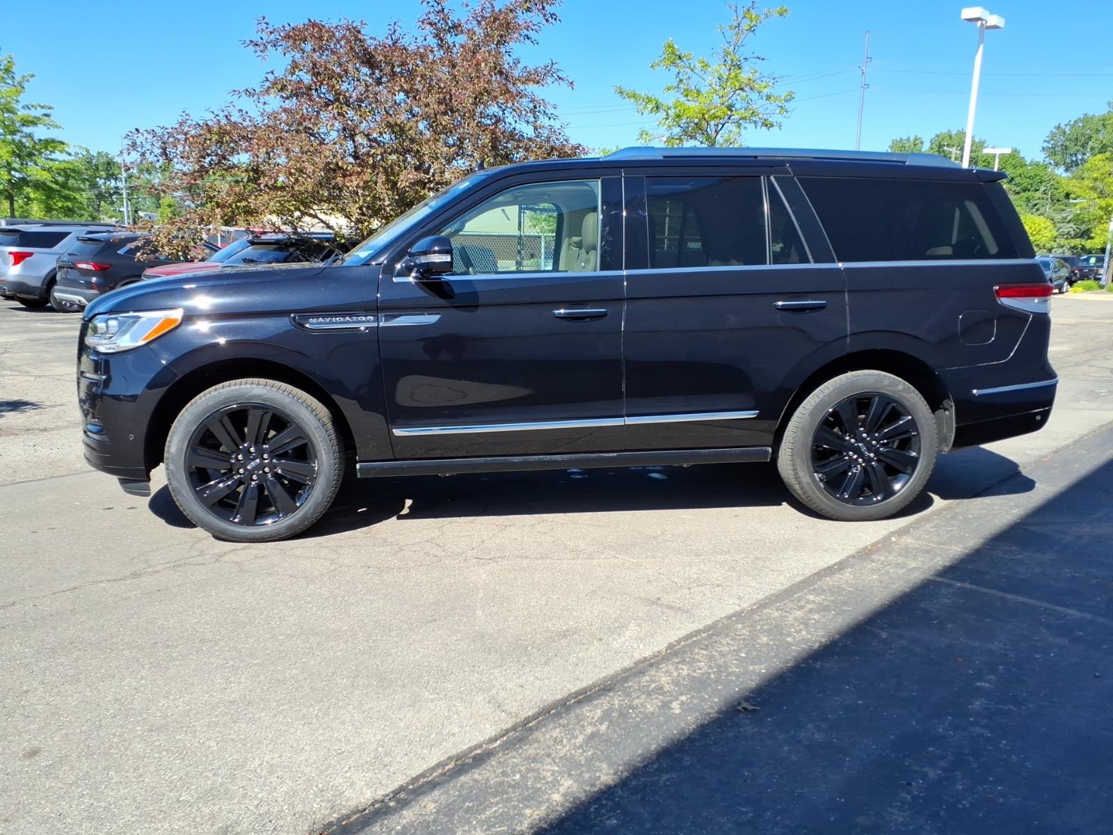 Certified 2024 Lincoln Navigator Reserve AWD/4WD image 4