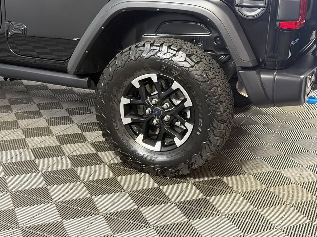 Used 2025 Jeep Wrangler Unlimited Rubicon 4xe w/ Convenience Group AWD/4WD image 11