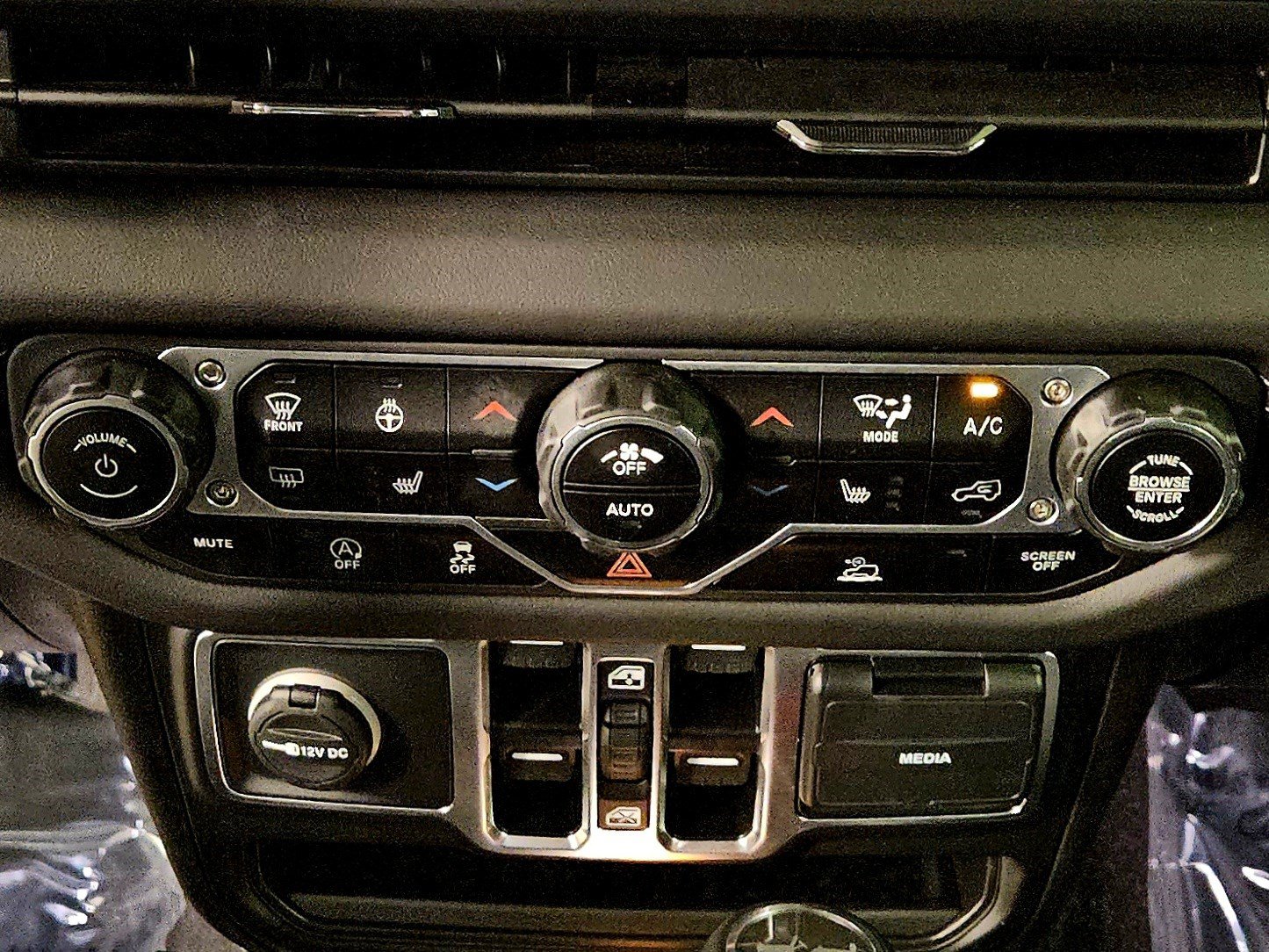 Used 2025 Jeep Wrangler Unlimited Sahara AWD/4WD image 34