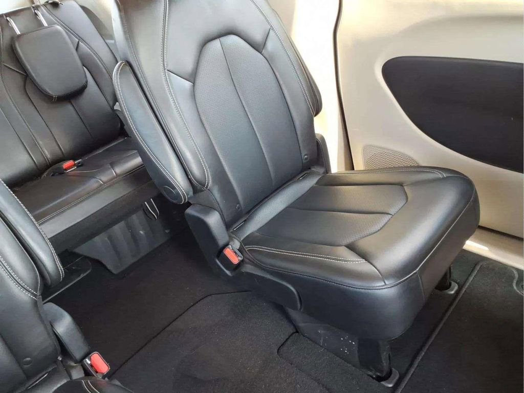Used 2023 Chrysler Pacifica Touring-L image 19