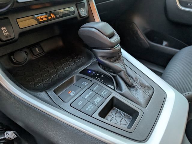 Used 2020 Toyota RAV4 LE image 21