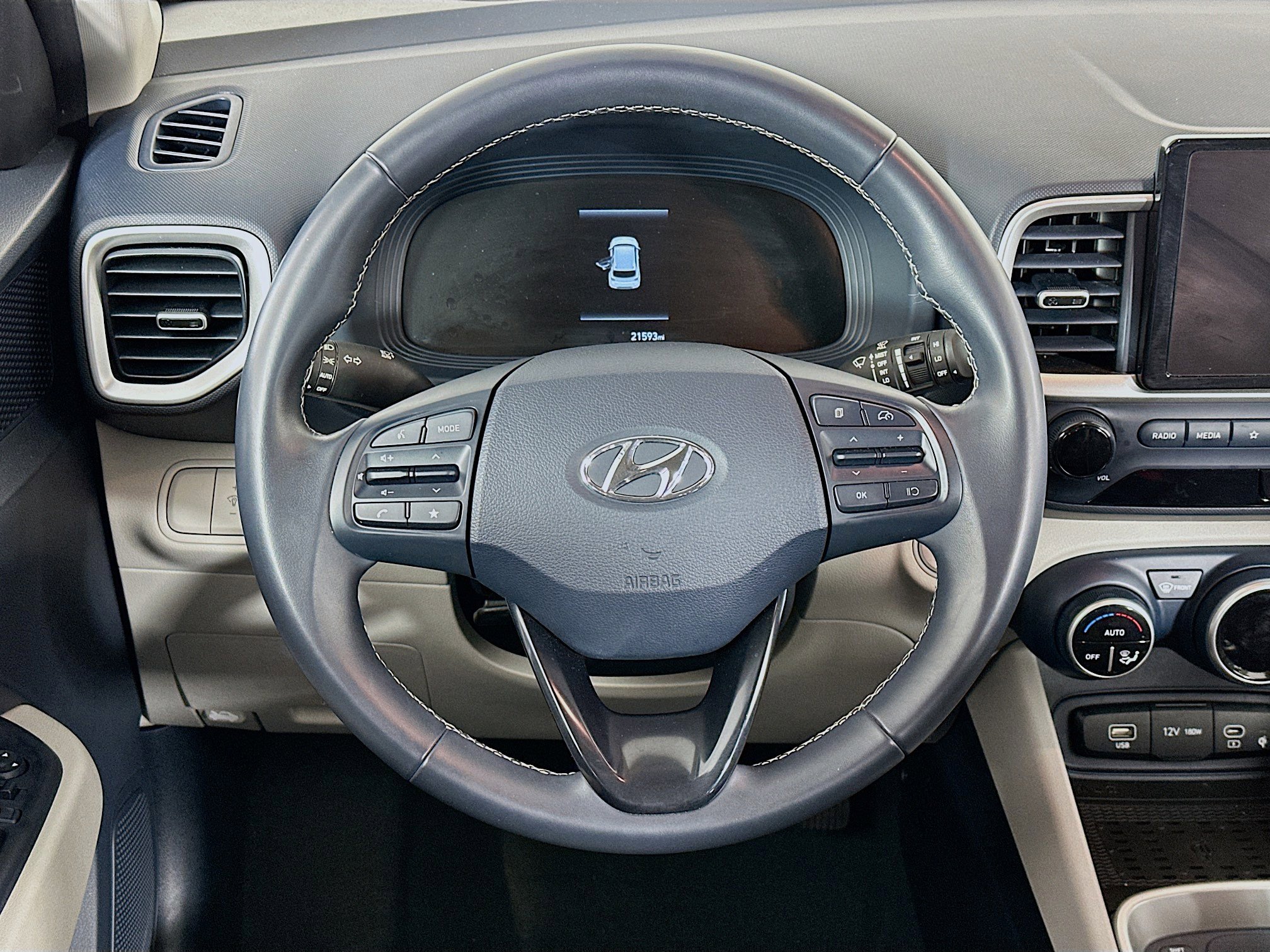 Used 2024 Hyundai Venue Limited image 18