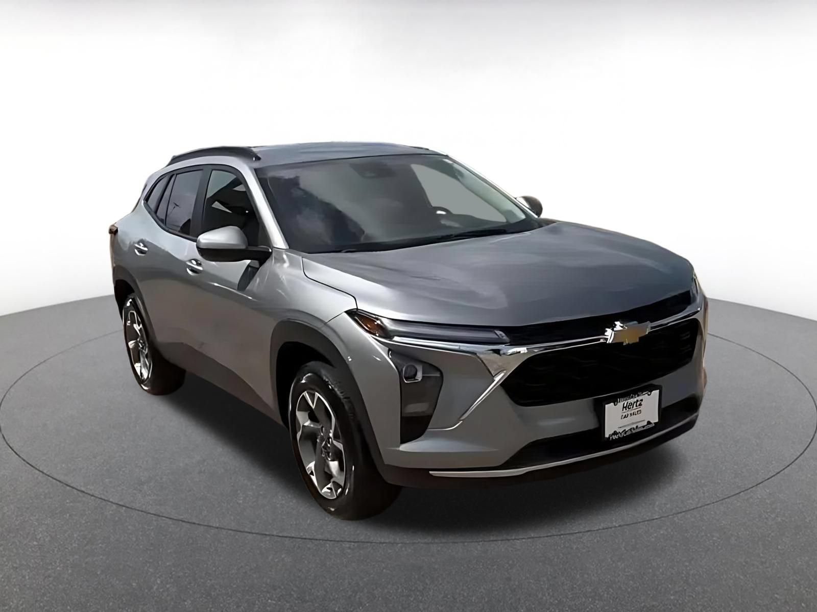 Used 2025 Chevrolet Trax LT FWD image 3