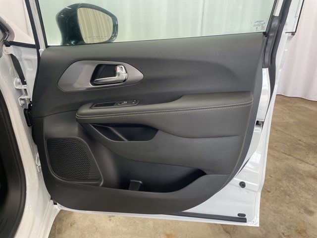 New 2026 Chrysler Pacifica Select image 32